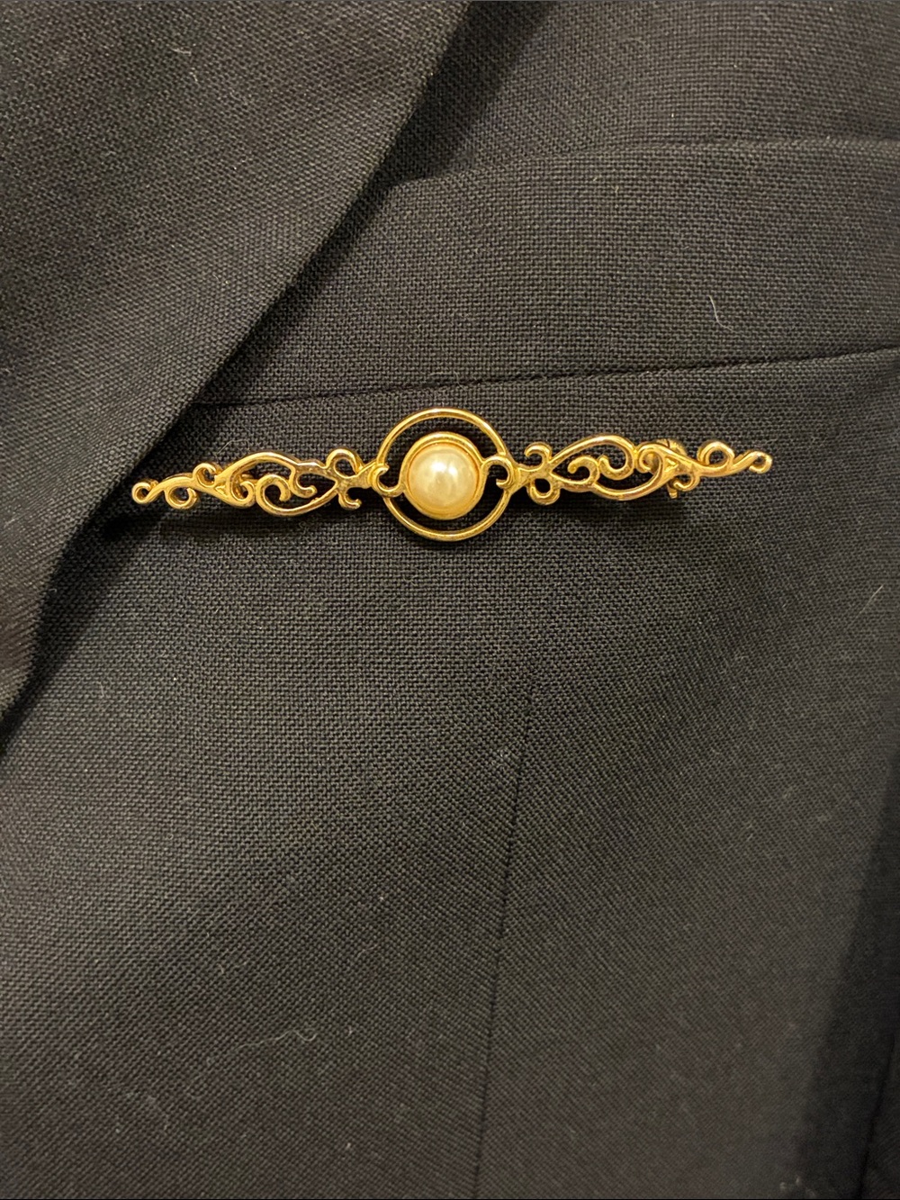 Lisner Vintage 1980s Gold-Tone Pearl Center Filigree Bar Brooch - Old Money